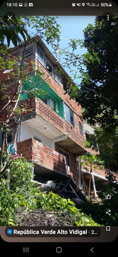 Favela Quartos Camas Quitinetes Rapazes Alto Vidigal