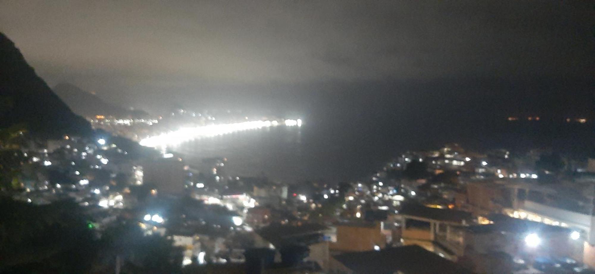 Acampamento Favela Quartos Camas Quitinetes Rapazes Alto Vidigal *