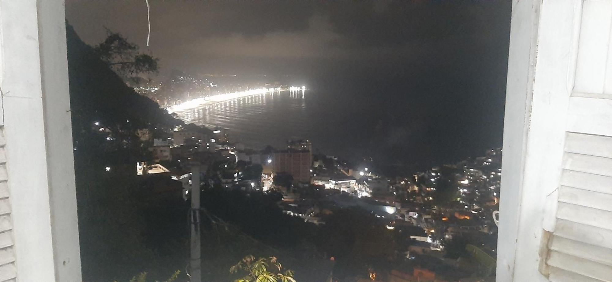 Favela Quartos Camas Quitinetes Rapazes Alto Vidigal *