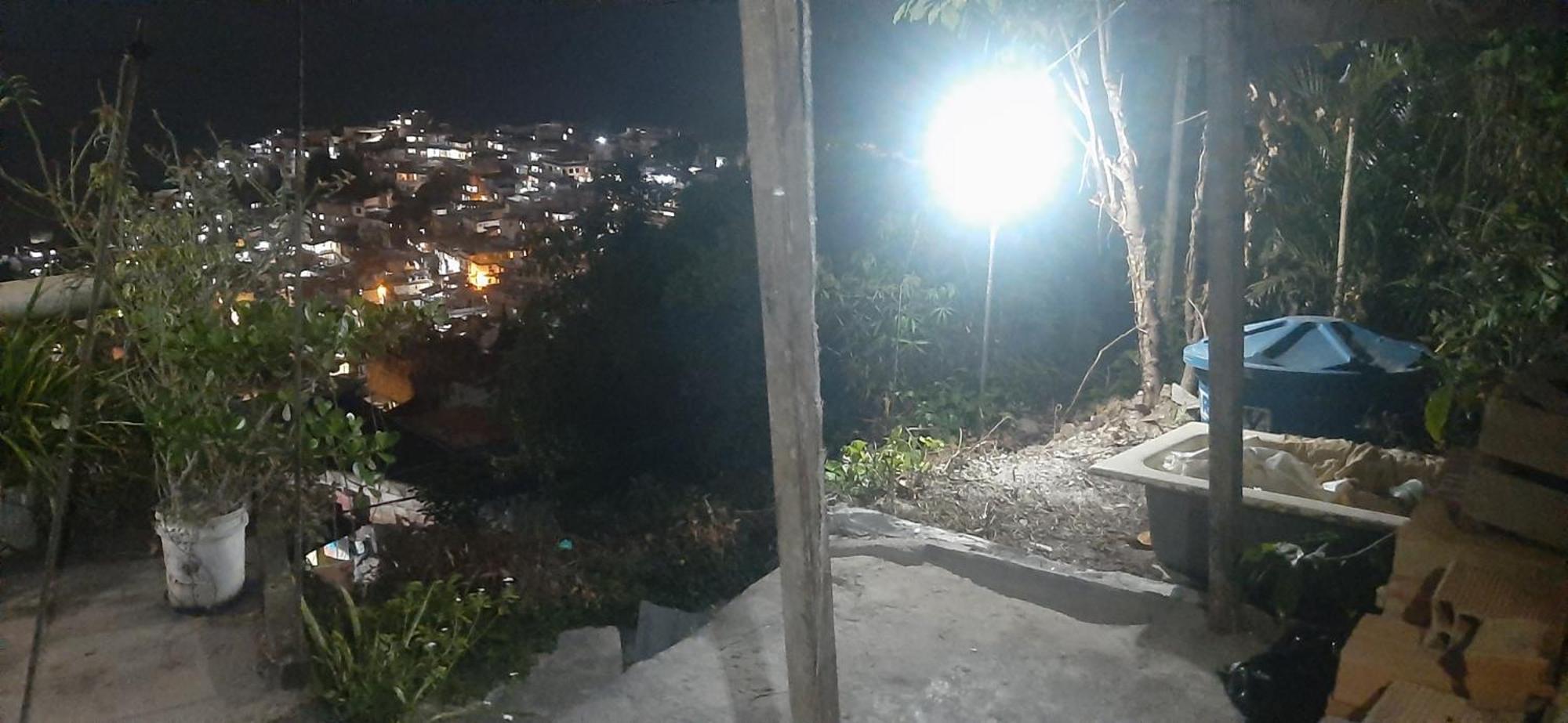Favela Quartos Camas Quitinetes Rapazes Alto Vidigal Acampamento Rio de Janeiro