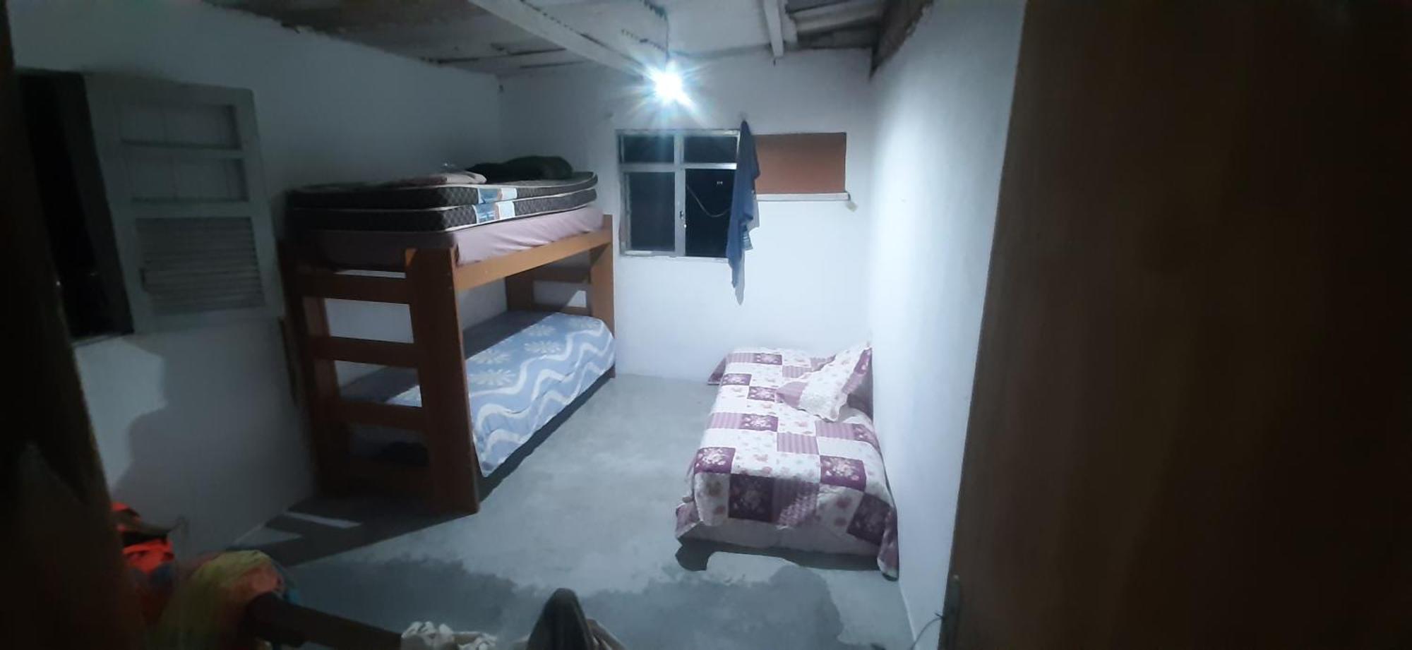 Favela Quartos Camas Quitinetes Rapazes Alto Vidigal Rio de Janeiro