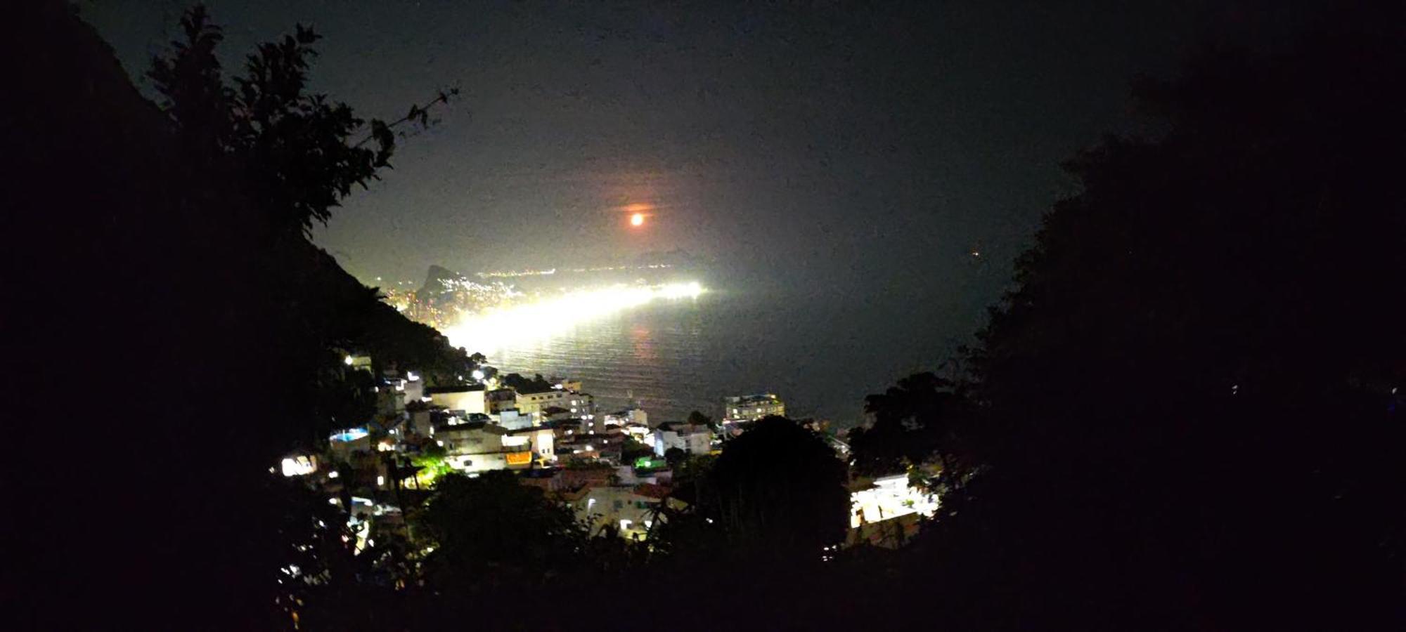 Favela Quartos Camas Quitinetes Rapazes Alto Vidigal Acampamento Rio de Janeiro