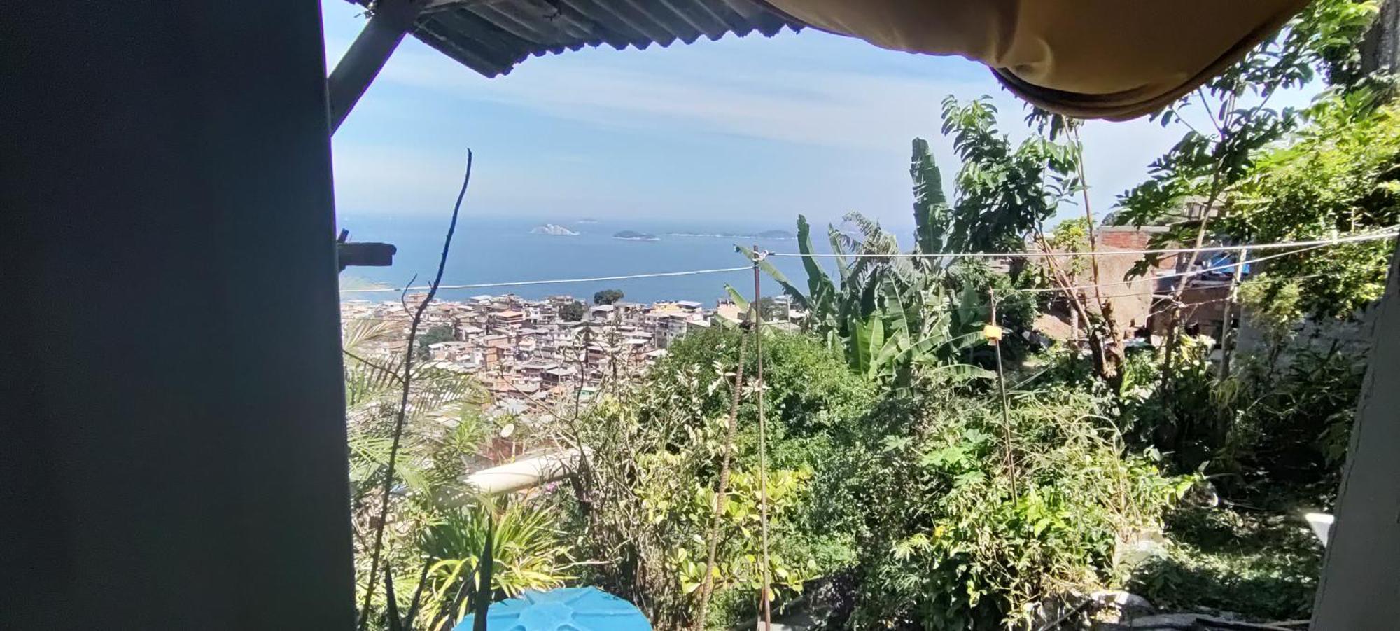 Favela Quartos Camas Quitinetes Rapazes Alto Vidigal * Rio de Janeiro